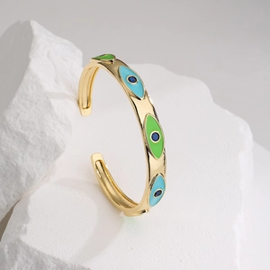 Brazalete abierto bohemio chapado en oro con ojo turco de esmalte y circonita