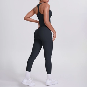 Détail du dos nageur d'une combinaison de yoga noire brossée avec coupe ajustée