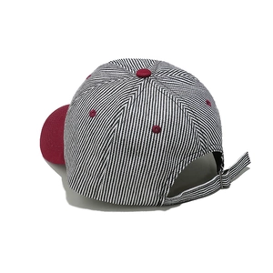 Vue arrière d'une casquette de baseball rayée avec sangle réglable et tissu sergé