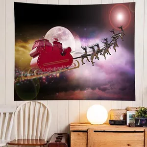 Detail van kerstmuurtapestrie met de kerstman en rendieren boven een knusse slaapkamer