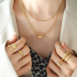 Zweilagige Goldkette mit ovaler Schnalle und Stapelringen für Damen am Model