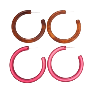 Set of large resin C-shaped hoop earrings in tortoiseshell and matte rose red finish