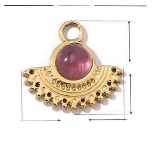Macro shot of fan-shaped gold pendant with pink stone, showing 14x16mm size and 1.1g weight