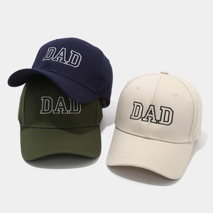 Detalle del bordado DAD en gorras de béisbol de algodón en azul marino, oliva y beige