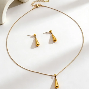 Minimalistisches goldenes Schmuckset mit Wassertropfen-Anhänger und passenden Ohrringen