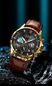 Primo piano dell'orologio al quarzo dorato con quadrante delle fasi lunari su pietra