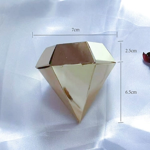 Detailed dimensions of a golden diamond-shaped metal gift box with size labels