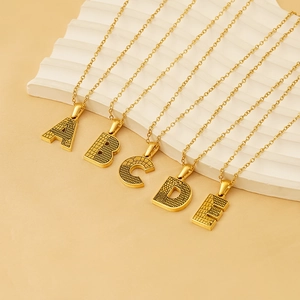 Poliertes goldbeschichtetes Titanstahl-Halsketten-Set mit texturierten A-E Alphabet-Anhängern