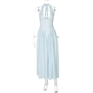 Detail eines blau-weiß karierten Neckholder-Jumpsuits mit tiefem V-Ausschnitt und Rückenausschnitt