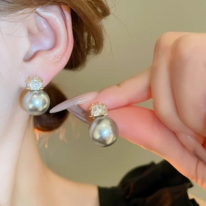 Boucles d'oreilles géométriques en perles grises avec zircons étincelants dorés