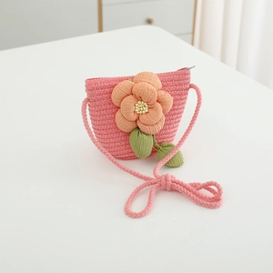 Detailansicht der rosa geflochtenen Umhängetasche für Mädchen mit 3D-Blumendekoration