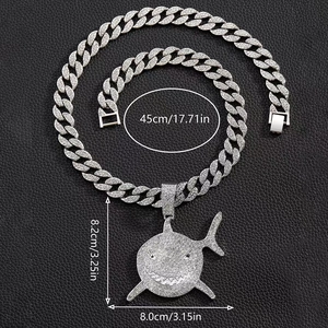 Détails du pendentif requin serti de strass avec chaîne cubaine et dimensions précises