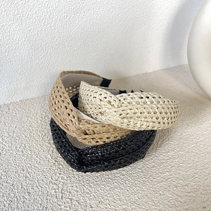 Serre-tête bohème en paille tressée croisée en coloris kaki, crème et noir
