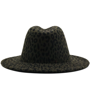 Dettaglio del cappello Fedora verde oliva con stampa leopardata nera su feltro di lana