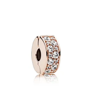 Clip de charme en or rose élégant avec zircons sertis de pavé sur fond blanc