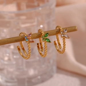 Drei verstellbare goldene Schmetterlingsringe mit bunten Edelsteinen auf Goldstab