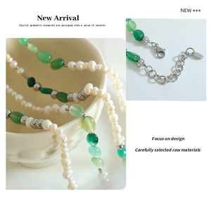 Dettaglio collana di perle d'acqua dolce con perle verdi e targhetta K18 incisa