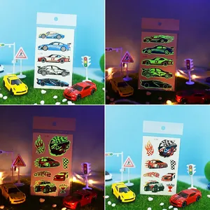 Tatuaggi temporanei luminosi di auto da corsa per bambini che brillano al buio intenso