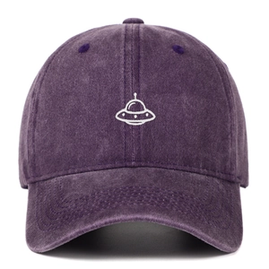Detailansicht der weißen UFO-Stickerei auf einer lila Baumwoll-Baseballkappe