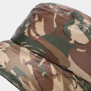 Detailweergave van de camouflage wintervissershoed met gewatteerde stof en fijne afwerkingen