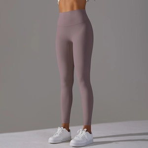 Gros plan du legging de yoga taille haute montrant la coupe fessier et la texture lisse