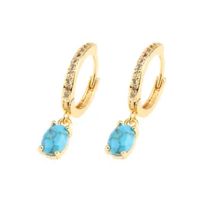 Dettaglio di orecchini a cerchio placcati oro 18K con zirconi e ciondolo a goccia blu