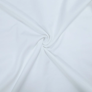 Gros plan sur le tissu en maille blanche avec un drapé élégant et des détails de tissage