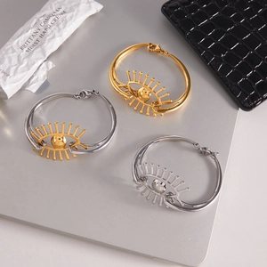 Vue détaillée de trois bracelets œil maléfique en acier inoxydable, or et argent