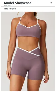 Detail van taro paarse yogaset met witte biezen en een gekruiste tailleband