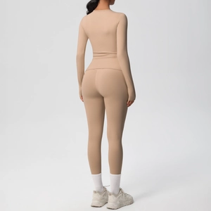 Vista posteriore di un set yoga da donna con maglia a maniche lunghe e leggings a vita alta