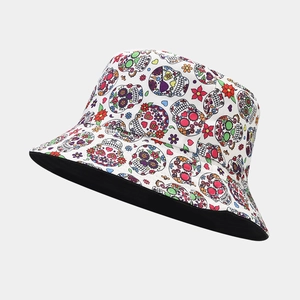 Dettaglio cappello bucket reversibile con teschi colorati e interno nero in tinta unita