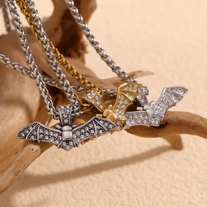 Colliers hip hop pendentif chauve-souris or 18K avec diamants et chaînes torsadées en trois tons