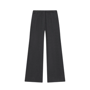 Detailansicht der dunkelgrauen Weitbeinhose mit Gummizug und weicher Stricktextur