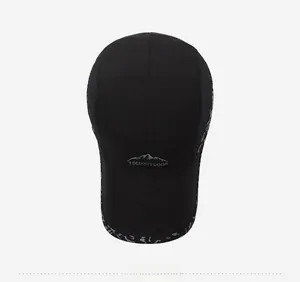 Vue de dessus de la casquette de baseball noire avec logo montagne et tissu respirant