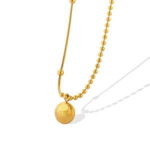 Collier élégant en or avec perle porte-bonheur et chaîne serpent asymétrique à billes