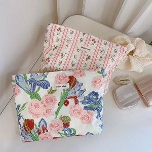 Détail des pochettes en coton à fleurs avec étiquette 'simple wish' et texture toile