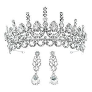 Detail von silberner Braut-Tiara und Tropfen-Strass-Ohrringen für Hochzeiten