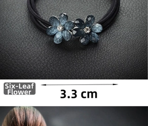 Détail de l'élastique à cheveux fleur bleue avec strass et largeur de 3,3 cm