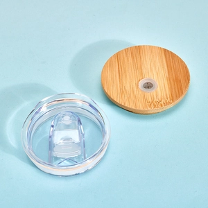 Detailansicht von transparentem Kunststoffdeckel und Bambusdeckel mit Silikonöffnung für Strohhalm
