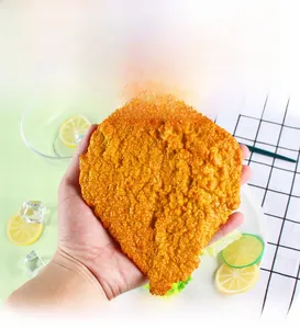 Dettaglio di un modello realistico di cotoletta di pollo fritta con grana dorata