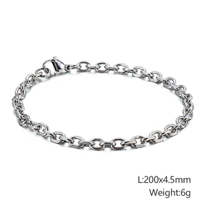 Primo piano di un bracciale a catena in acciaio inossidabile lucido da 200 mm, finitura argento