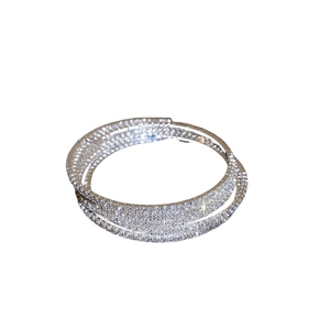 Elegante bracciale a spirale multistrato in argento con strass scintillanti