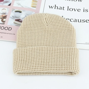 Dicke beige doppellagige Waffelstrickmütze mit breitem Umschlag für Wärme im Winter