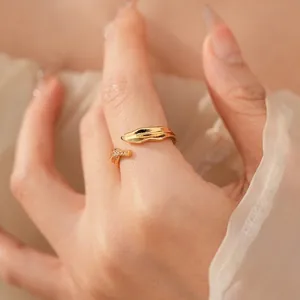 Bague ouverte élégante plaquée or avec texture feuille et zircons au doigt