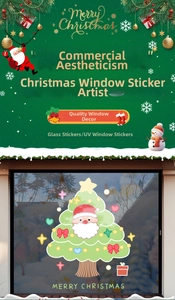 Dettaglio dell'adesivo per vetri a forma di albero di Natale con Babbo Natale