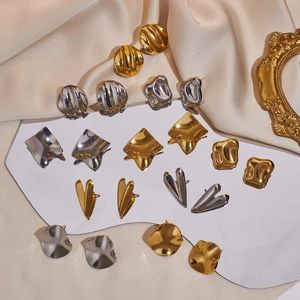 Minimalistische Geometrische Ohrstecker Aus Edelstahl Mit Unregelmäßiger Welle Und Herz Glatt Poliert Für Damen