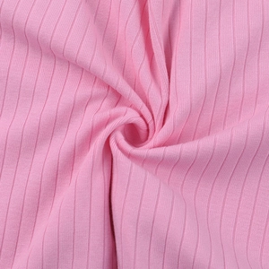 Gros plan sur la texture du tissu en maille côtelée rose montrant des rayures verticales