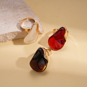Bagues dorées ajustables avec gouttes en résine blanche, rouge et marron