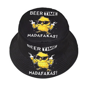 Détail d'un bob noir avec imprimé humoristique d'un poussin buvant de la bière