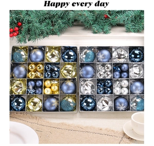 Vue détaillée de diverses boules de Noël bleues, dorées et argentées dans un coffret cadeau